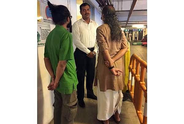 வேட்டி கட்டியவருக்கு ஷாப்பிங் மாலில் அனுமதி மறுப்பு! அந்நிய மோகம் காரணமா?