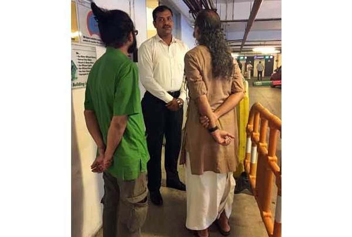 வேட்டி கட்டியவருக்கு ஷாப்பிங் மாலில் அனுமதி மறுப்பு! அந்நிய மோகம் காரணமா?