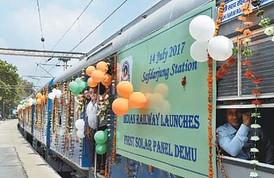 சூரிய மின்சக்தியுடன் கூடிய ரயில் தில்லியில் அறிமுகம்