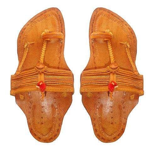 கோலாப்புரி செருப்புகளுக்கும், நாட்டுப்பற்றுக்கும் ஏதாவது சம்பந்தமிருக்கிறதா?