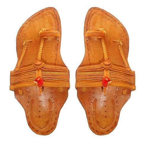 கோலாப்புரி செருப்புகளுக்கும், நாட்டுப்பற்றுக்கும் ஏதாவது சம்பந்தமிருக்கிறதா?