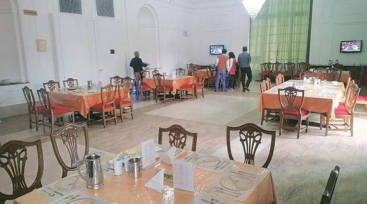 நாடாளுமன்ற உணவில் 'சிலந்தி': கண்காணிப்பு அதிகாரி 'வாந்தி'