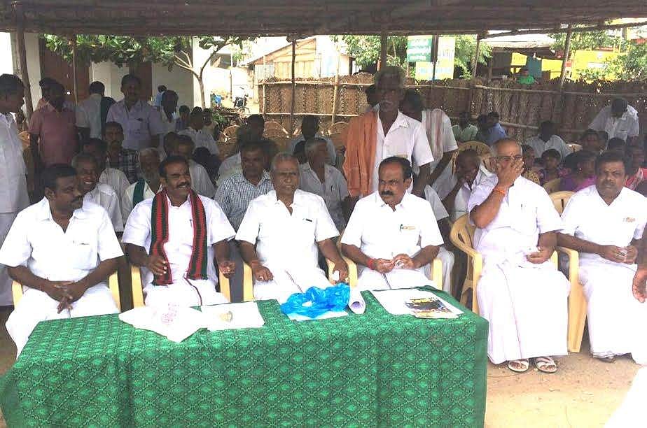 நீராதாரங்களை வலுப்படுத்தக் கோரி வெள்ளக்கோவிலில் பொதுமக்கள் உண்ணாவிரதம்