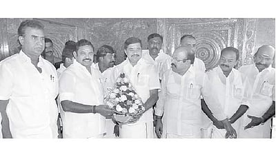 முதல்வர் எடப்பாடி பழனிசாமி முன்னிலையில் அதிமுக அம்மா அணியில் இணைந்தார் எம்எல்ஏ ஆறுக்குட்டி