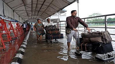 குஜராத் வெள்ளம்: அகமதாபாத் விமான நிலையத்தின் ஓடுபாதை சேதம்; இரு விமானங்கள் மும்பை விமான நிலையத்திற்கு மாற்றம்