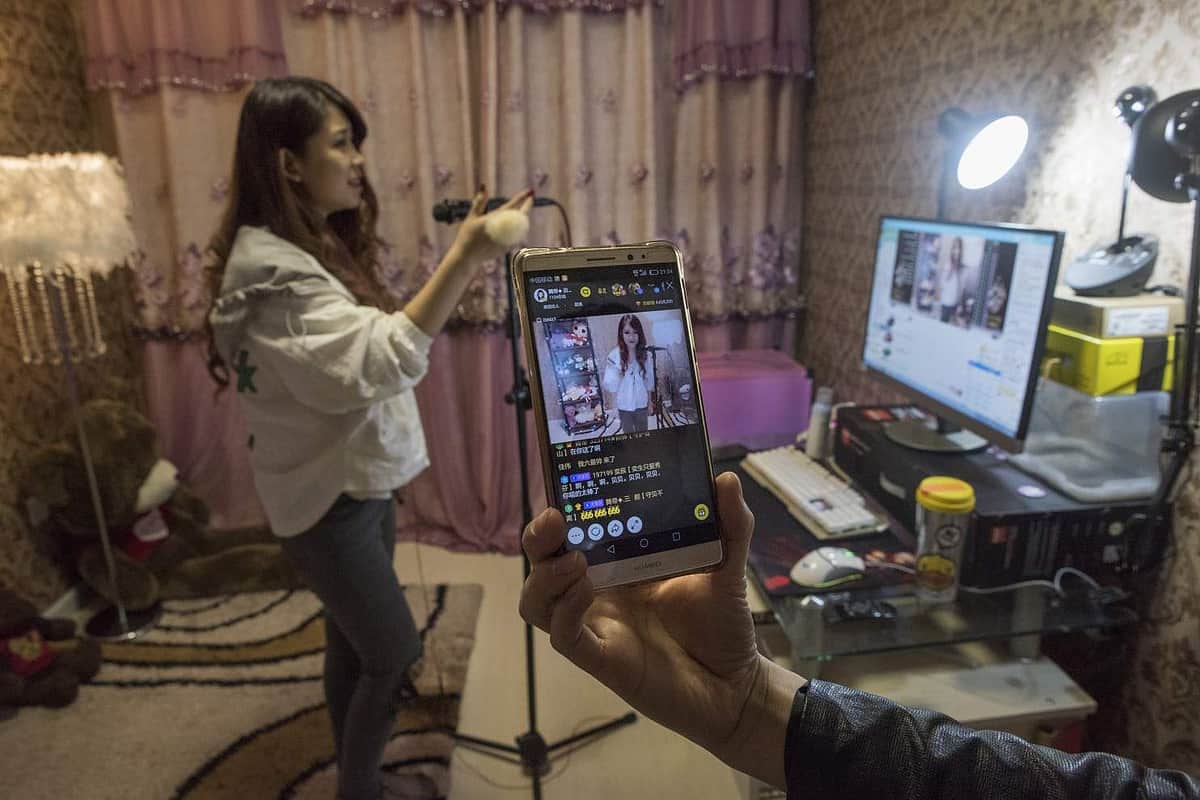 சீனாவில் ஆன்லைன் லைவ் ஸ்ட்ரீமிங் ஷோ வழங்கினால் மாதம் 65 லட்ச ரூபாய் சம்பாதிக்கலாமாம்!