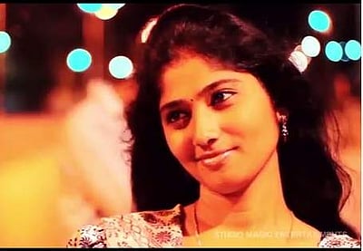 ‘பிக் பாஸ்’ ஜூலி நடிகையா? யூடியூப் வீடியோக்களை முன்வைத்து எழுந்துள்ள புதிய சர்ச்சை! (வீடியோ)