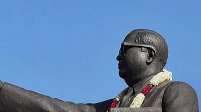 கிடைக்காத அரசு உதவி: அம்பேத்கர் சிலை முன்பு நடந்த திருமணம்!