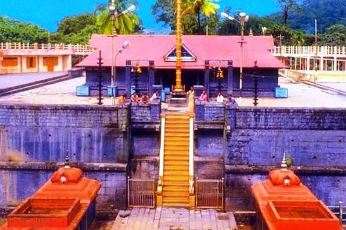 சபரிமலை கோயிலில் பெண்களை அனுமதிக்கும் வழக்கு: அரசியல் சாசன அமர்வுக்கு மாற்றம்!