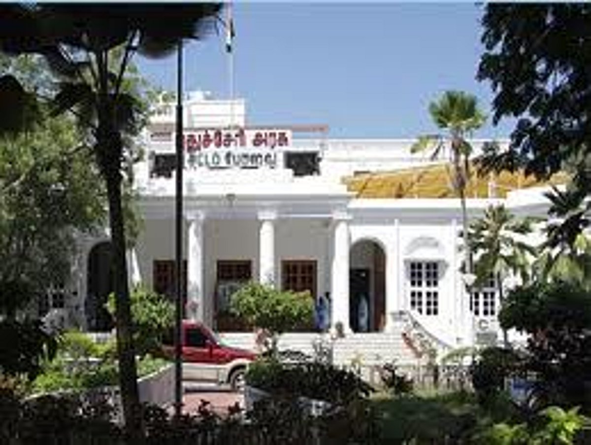 புதுச்சேரி சட்டப்பேரவையை முற்றுகையிட்டு பாஜகவினர் போராட்டம்