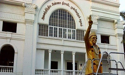 அணிகள் இணைப்பு: அதிமுக தலைமை அலுவலகத்திற்கு கூடுதல் பாதுகாப்பு