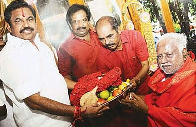 பங்காரு அடிகளாரிடம் ஆசி பெற்றார் தமிழக முதல்வர்