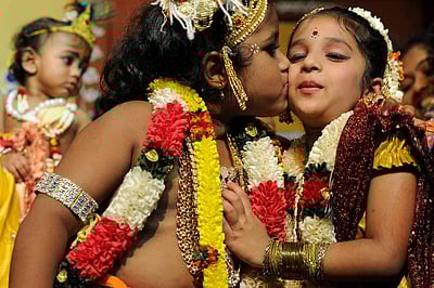 கிருஷ்ணருக்கு 8 மனைவிகள் இருந்தும் கோகுலாஷ்டமியன்று ராதையை மட்டுமே நினைவு கூர்வது ஏன்?