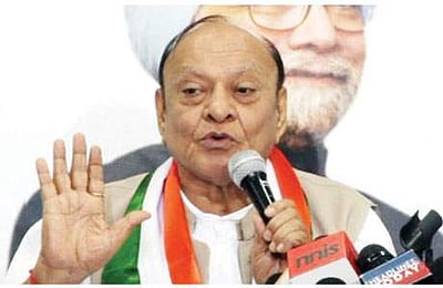 அகமது படேல் வெற்றியின் பின்னணியில் சதி: வகேலா குற்றச்சாட்டு