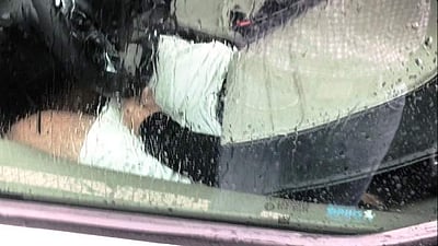 தானியங்கி என்று நம்பப்பட்ட கார்; இருக்கையைப் போல் வேடமணிந்த ஒருவரால் இயக்கப்பட்டது கேலிக்குள்ளாகி உள்ளது!