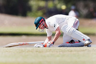 பவுன்சர் பந்தால் தாக்கப்பட்ட டேவிட் வார்னர்! உடனே வெளியேறினார்! (வீடியோ & புகைப்படங்கள்)