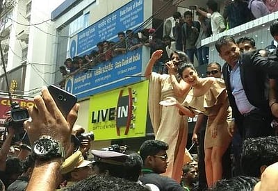 சன்னி லியோனை நேரில் பார்க்க ஆயிரக்கணக்கில் திரண்ட கொச்சி ரசிகர்கள்! (வீடியோ)