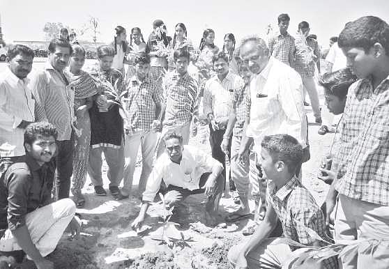 சமுதாயப் பணியில் கால்நடை மருத்துவ மாணவர்கள்