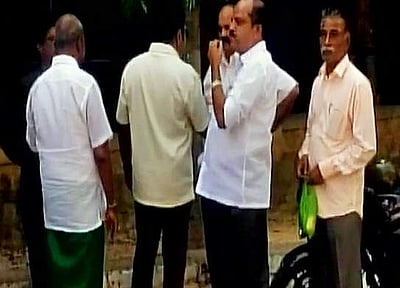 பரப்பன அக்ரஹாரா சிறையில் டிடிவி தினகரன்-சசிகலா சந்திப்பு