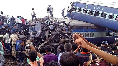 உத்தரபிரதேசத்தில் ரயில் தடம் புரண்டு விபத்து