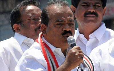 ஆட்சி கலையாமல் இருக்க வேண்டுமானால் தினகரன் காலில்தான் விழ வேண்டும்: நறநறக்கும் நாஞ்சில் சம்பத்!