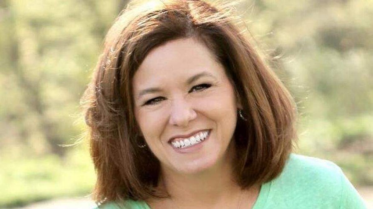 மிதமிஞ்சிச் சிரித்ததால், நிலைதடுமாறி மாடியிலிருந்து விழுந்து இறந்த ஆசிரியை!