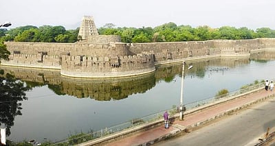 வேலூர் கோட்டையில் வெற்றிக்கொடி நாட்டப்போவது யார்?