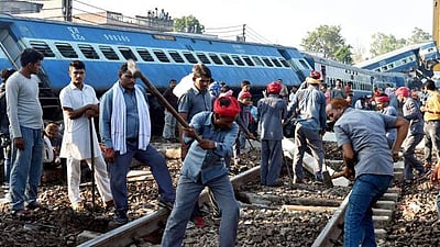 உத்கல் ரயில் விபத்து: 4 ரயில்வே அதிகாரிகள் இடைநீக்கம்
