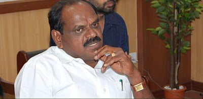 அதிமுகவில் இருந்து வைத்திலிங்கம் நீக்கம் - தினகரன்; அது வெற்றுக் கூத்து - வைத்திலிங்கம் பதிலடி!