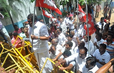 டிடிவி தினகரன் ஆதரவு எம்எல்ஏக்கள் தங்கியுள்ள தனியார் விடுதி முன்பு புதுவை ஓபிஎஸ்-இபிஎஸ் ஆதரவாளர்கள் போராட்டம்-போலீஸார் குவிப்பு