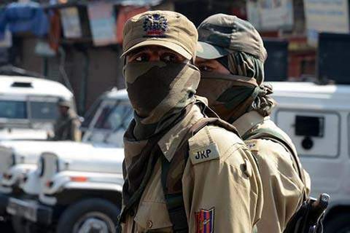 பிச்சைக்காரனிடம் திருடிய போலீஸ்காரர்: 'மருதமலை' பட பாணியில் நிஜ சம்பவம்!