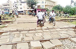 அவ்வைவழி ரயில் பாதை கேட் அடைப்பு: நீண்ட வரிசையில் காத்திருந்த வாகனங்கள்