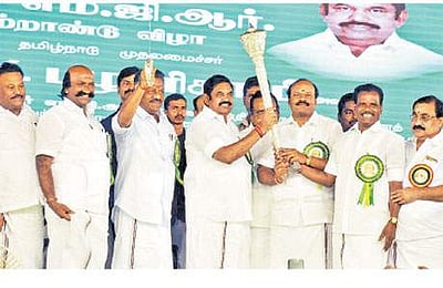 அதிமுகவை கூறுபோட அனுமதிக்க மாட்டோம்: எம்.ஜி.ஆர். நூற்றாண்டு விழாவில் முதல்வர் பழனிசாமி சூளுரை