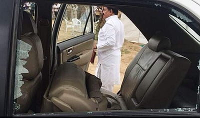 குஜராத் சுற்றுப்பயணத்தில் ராகுல் காந்தி கார் மீது தாக்குதல்!