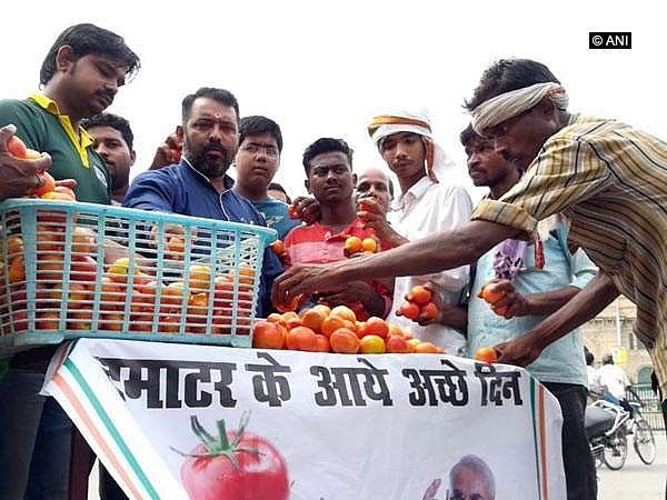 உத்தர பிரதேச சட்டசபை வளாகத்தில் ஒரு கிலோ தக்காளியை ரூ.10-க்கு விற்ற காங்கிரசார்!