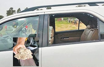 குஜராத்தில் ராகுல் கார் மீது தாக்குதல்