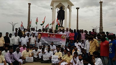 ராகுல் காந்தி மீதான தாக்குதலைக் கண்டித்து இளைஞர் காங்கிரஸார் வாயில் கருப்பு துணி கட்டி ஆர்ப்பாட்டம்: புதுவையில் 100 பேர் கைது