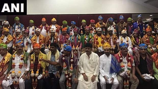  பெங்களூரு ரிசார்ட்டில் தங்கியிருந்த 44 எம்எல்ஏக்கள் குஜராத் திரும்பினர்