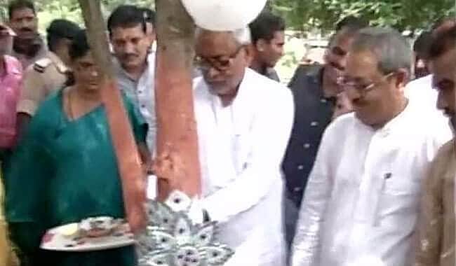 மரங்களுக்கு ராக்கி கட்டிய மாநில முதல்வர்!