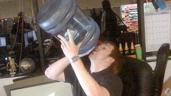 நிறையத் தண்ணி குடிங்க, தண்ணி குடிங்கன்னு சொல்லாதீங்க; அதுக்கும் ஒரு  லிமிட் இருக்காம் தெரிஞ்சிக்குங்க!