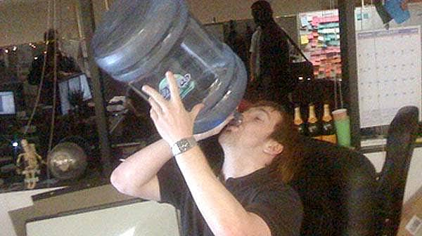 நிறையத் தண்ணி குடிங்க, தண்ணி குடிங்கன்னு சொல்லாதீங்க; அதுக்கும் ஒரு  லிமிட் இருக்காம் தெரிஞ்சிக்குங்க!