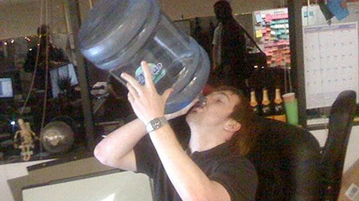 நிறையத் தண்ணி குடிங்க, தண்ணி குடிங்கன்னு சொல்லாதீங்க; அதுக்கும் ஒரு லிமிட் இருக்காம் தெரிஞ்சிக்குங்க!