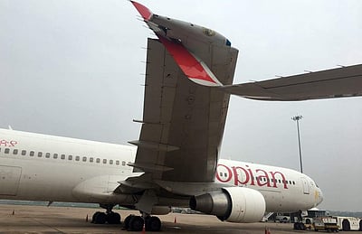 தில்லியில் இரண்டு விமானங்கள் மோதல்: 196 பயணிகள் பத்திரமாக மீட்பு