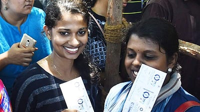 டிக்கெட் வாங்க காத்திருந்த ரசிகர்கள்