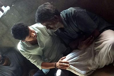 மாணவி அனிதா குடும்பத்துக்கு நடிகர் விஜய் நேரில் ஆறுதல்! (படங்கள்)