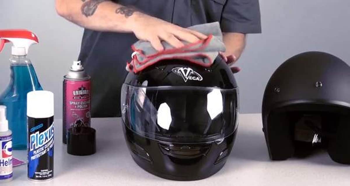 உங்க ஹெல்மெட்டைக் கடைசியாக எப்போ கிளீன் பண்ணீங்க பாஸ்?!