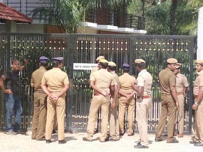 டிடிவி ஆதரவாளர்கள் தங்கியுள்ள விடுதிக்கு கர்நாடக காவல்துறை நோட்டீஸ்! 