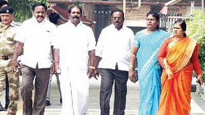 பொதுக்குழுவின் தீர்மானங்களை ஏற்கக் கூடாது