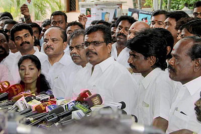 தகுதி நீக்கத்தினை எதிர்த்து டிடிவி அணி எம்.எல் ஏக்கள் உயர் நீதிமன்றத்தில் மனு! 