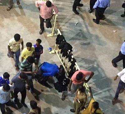 சேப்பாக்கம் மைதானத்தில் கருப்புச் சட்டைக்குத் தடை விதித்த காவல்துறை: ரசிகர்கள் அதிருப்தி!